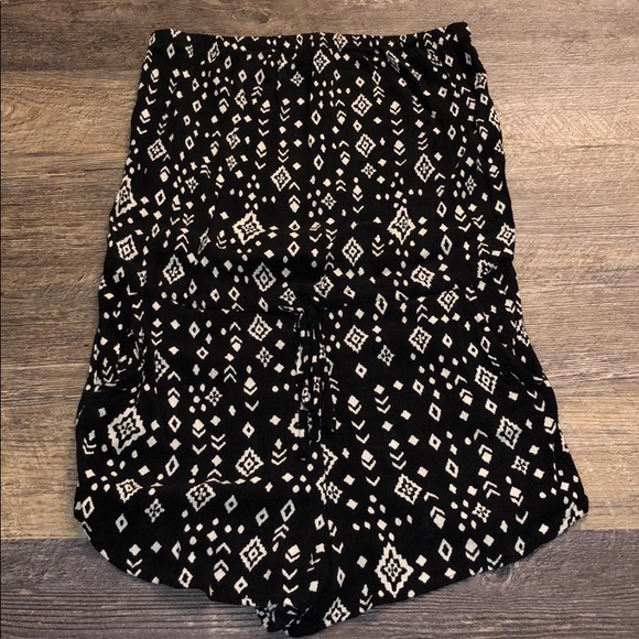 ✨FREE WITH BUNDLE OF 3+✨Forever21 Tribal Romper - Picture 1 of 3